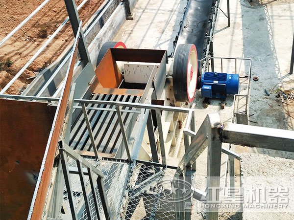 每小時(shí)產(chǎn)40t顎式粉石頭機(jī)工作 每小時(shí)產(chǎn)40t顎式粉石頭機(jī)工作