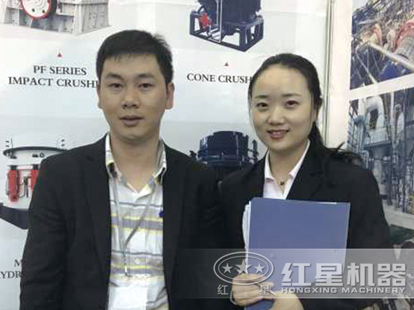 王老板與銷(xiāo)售經(jīng)理合影 王老板與銷(xiāo)售經(jīng)理合影