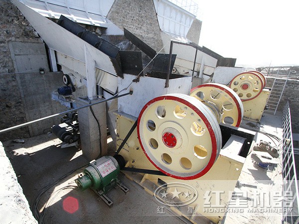 錫礦破碎機(jī)工作現(xiàn)場(chǎng) 錫礦破碎機(jī)工作現(xiàn)場(chǎng)