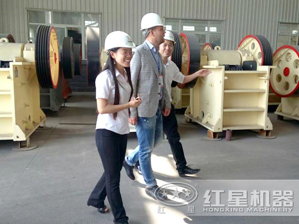 銻礦顎式破碎機客戶參觀車間 銻礦顎式破碎機客戶參觀車間