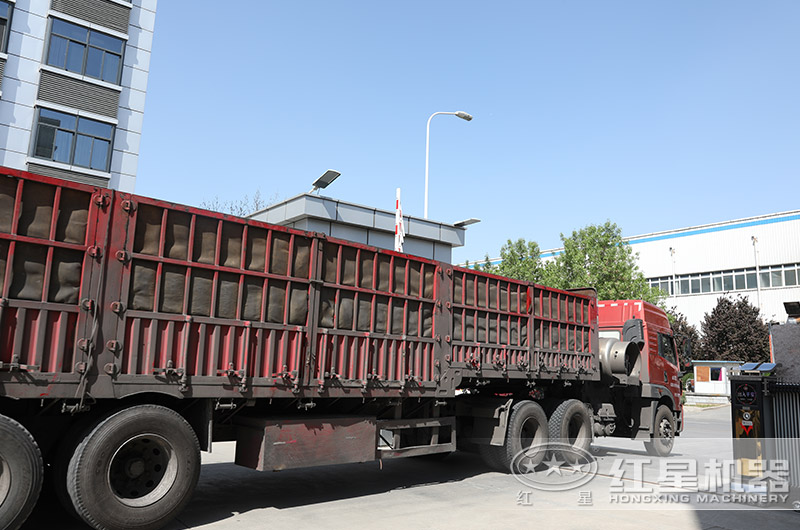 蝸牛石子破碎機設(shè)備裝車發(fā)貨 蝸牛石子破碎機設(shè)備裝車發(fā)貨