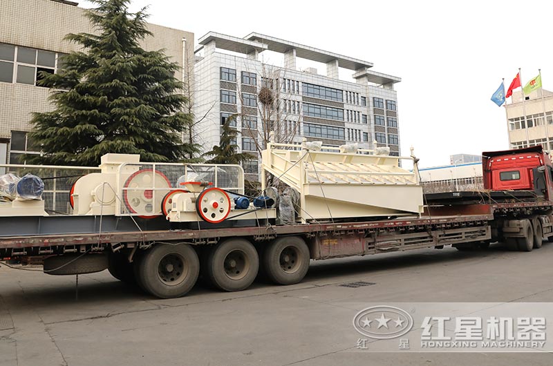 對(duì)輥制砂機(jī)裝車發(fā)貨中 對(duì)輥制砂機(jī)裝車發(fā)貨中